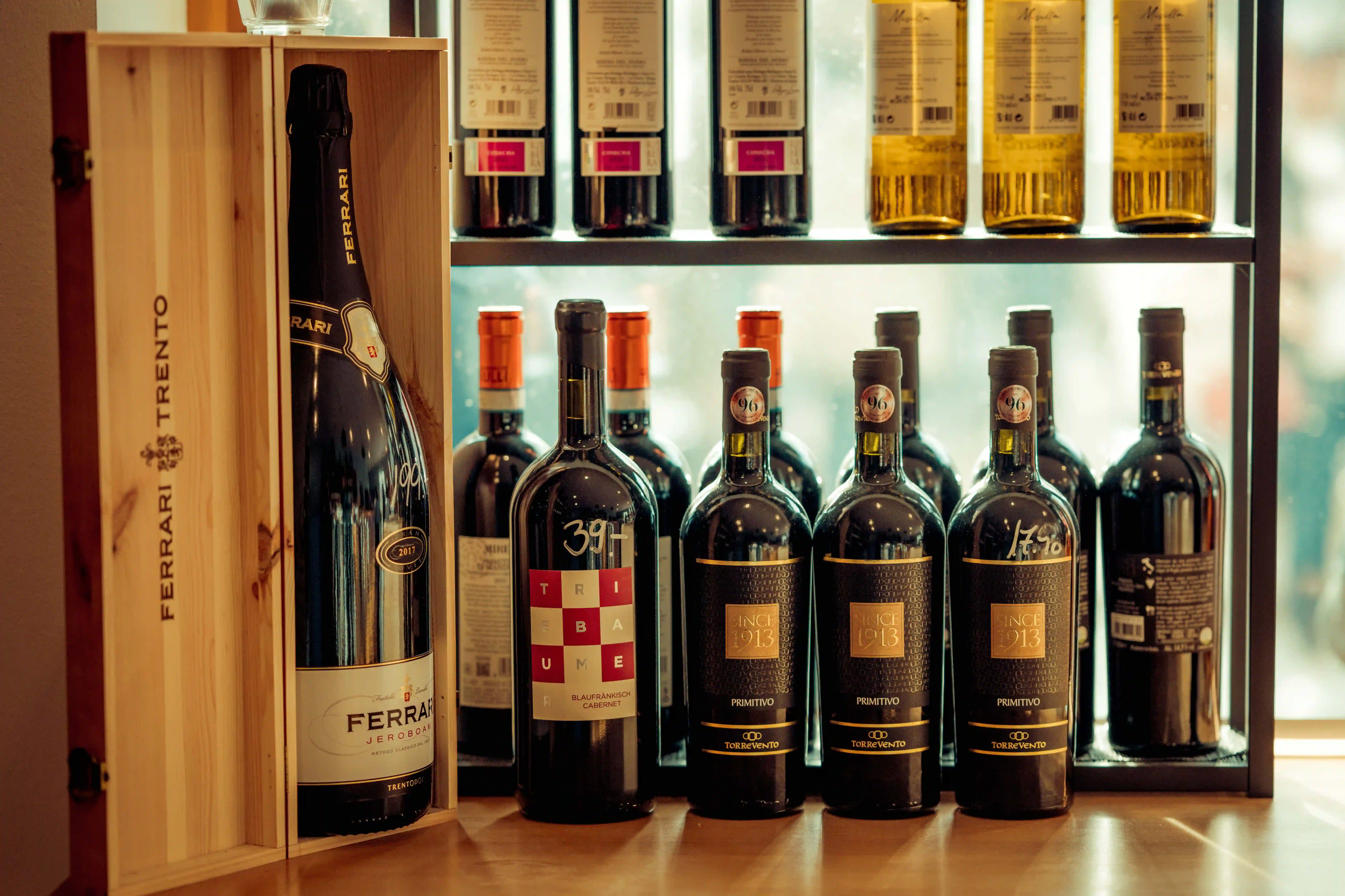 Ausgewählte Flaschen im Weinregal