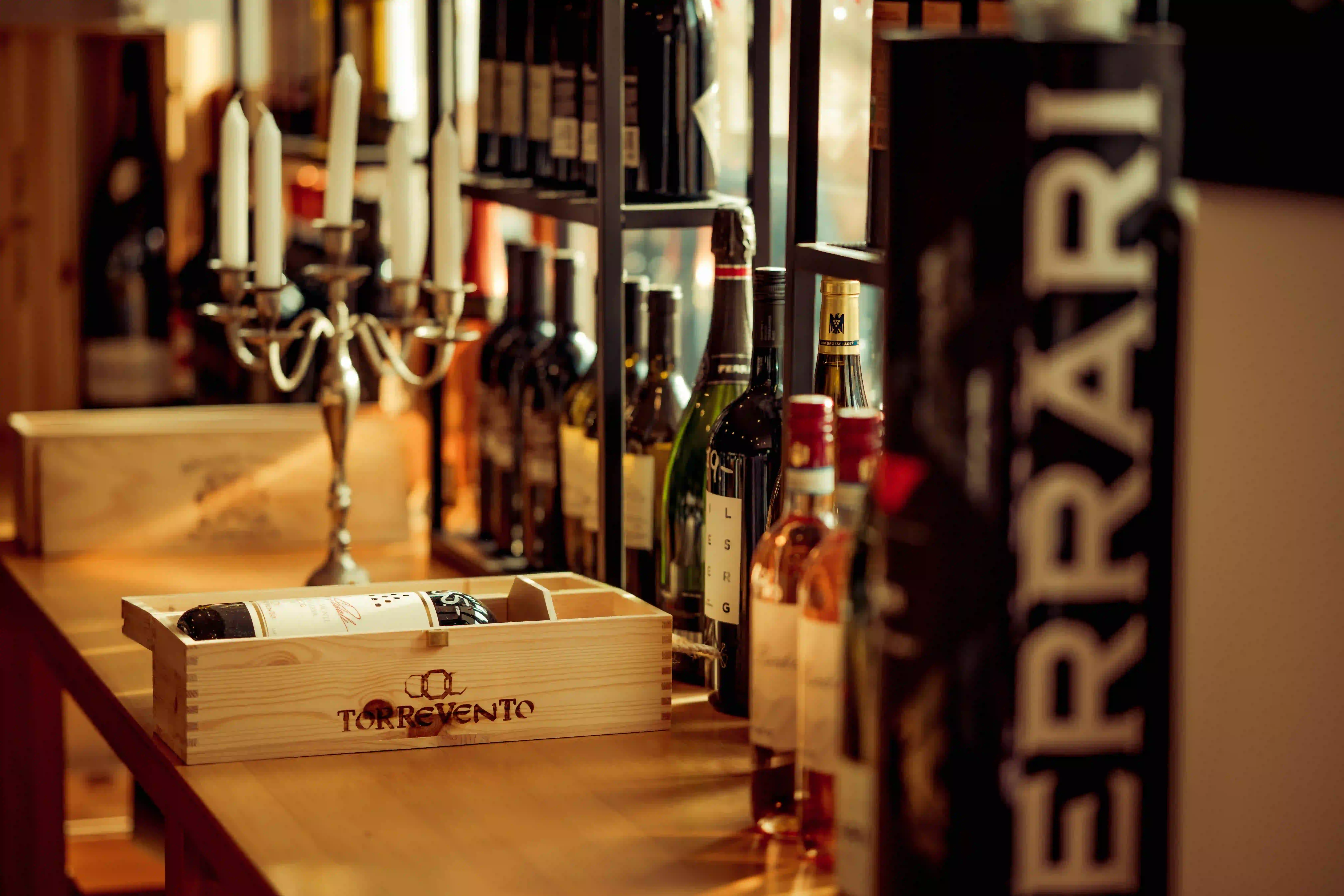 Weinauswahl in der Vinothek