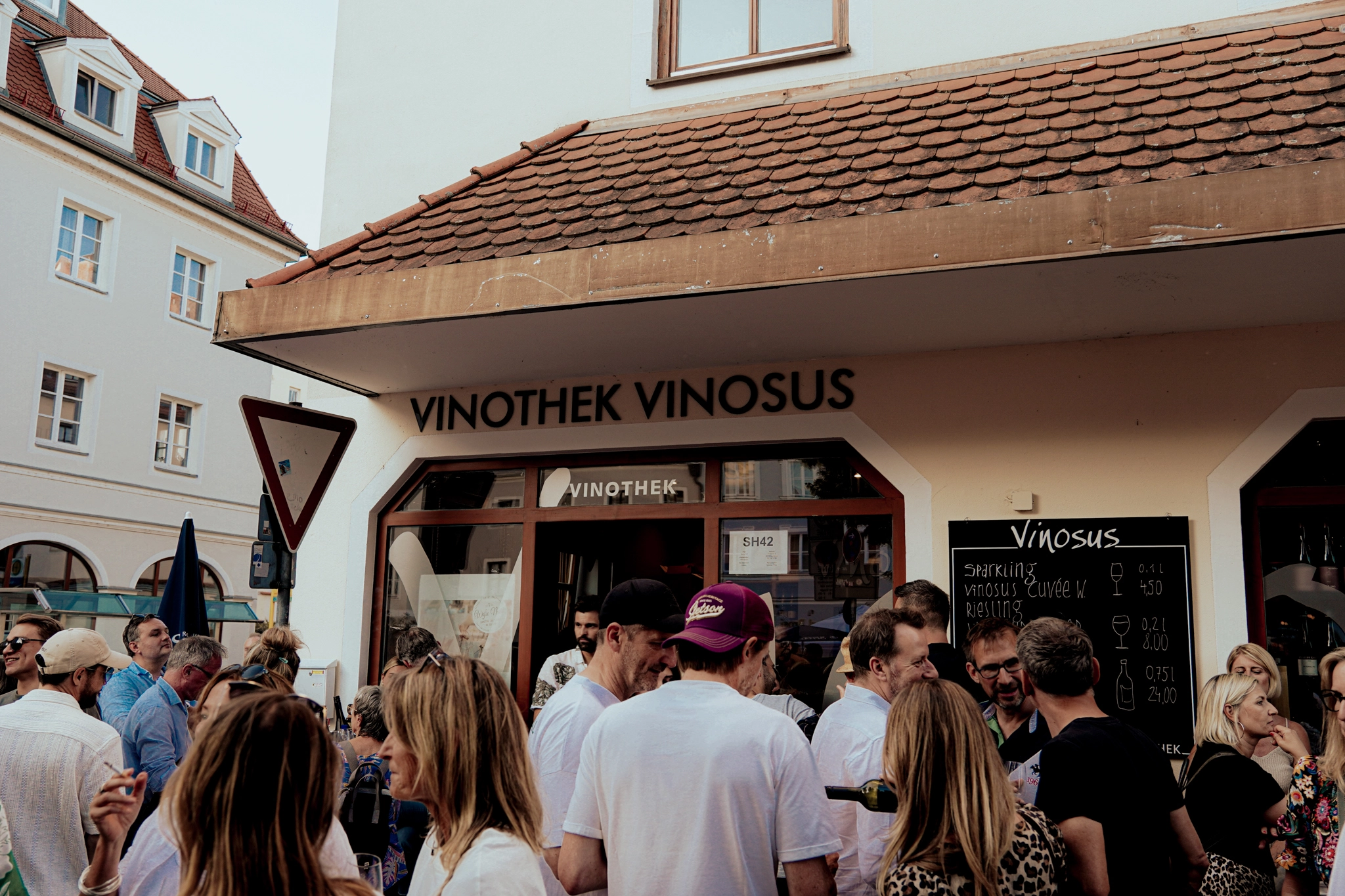 Fest vor der Vinothek Vinosus